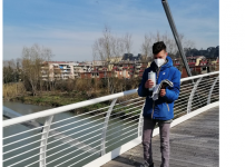 Benevento| Ponte ‘Pagliuca’ imbrattato, Samuel Fusco ripulisce la ringhiera