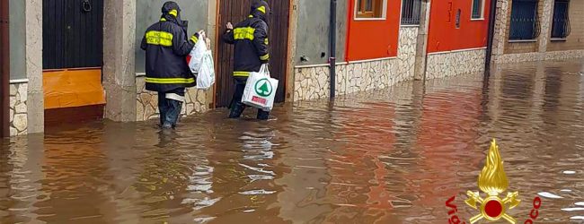 Maltempo, Celzi di Forino ancora allagata. Vigili del fuoco sul posto per assistere i residenti