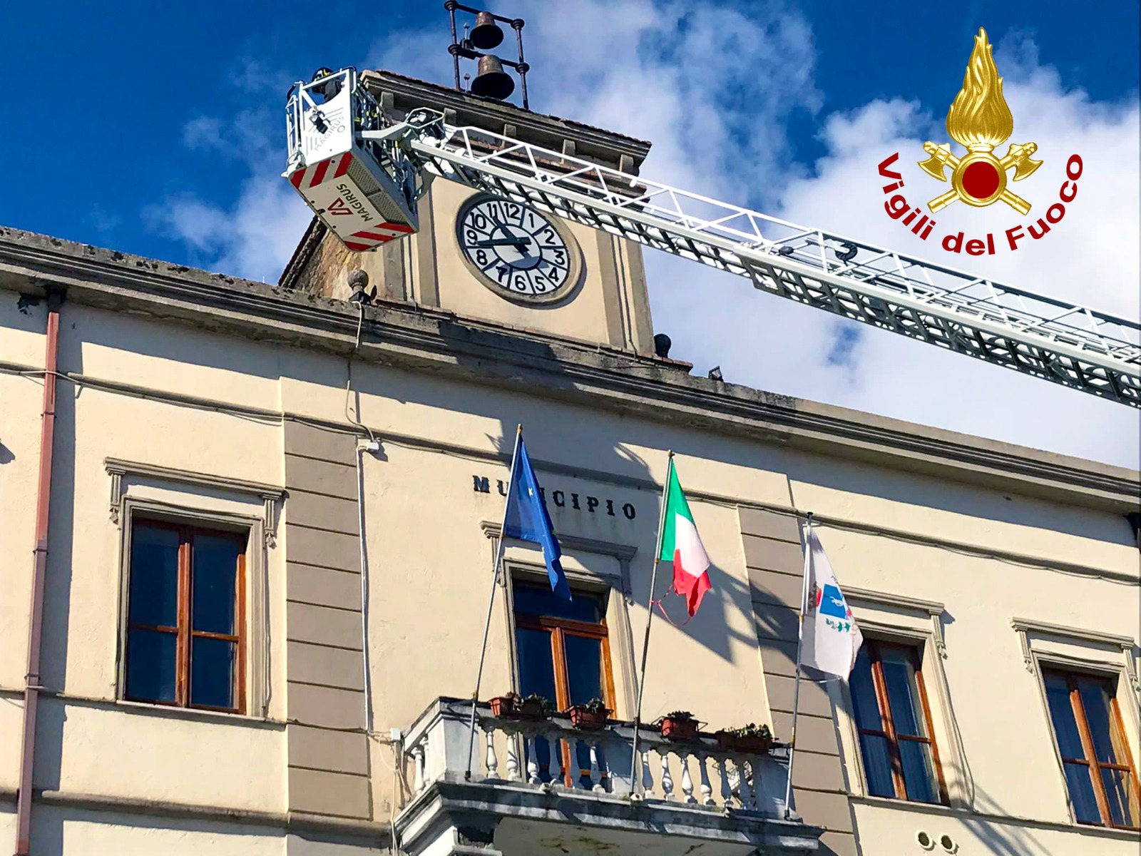 Mercogliano| Intonaco pericolante dal Palazzo del Municipio, intervento dei vigili del fuoco