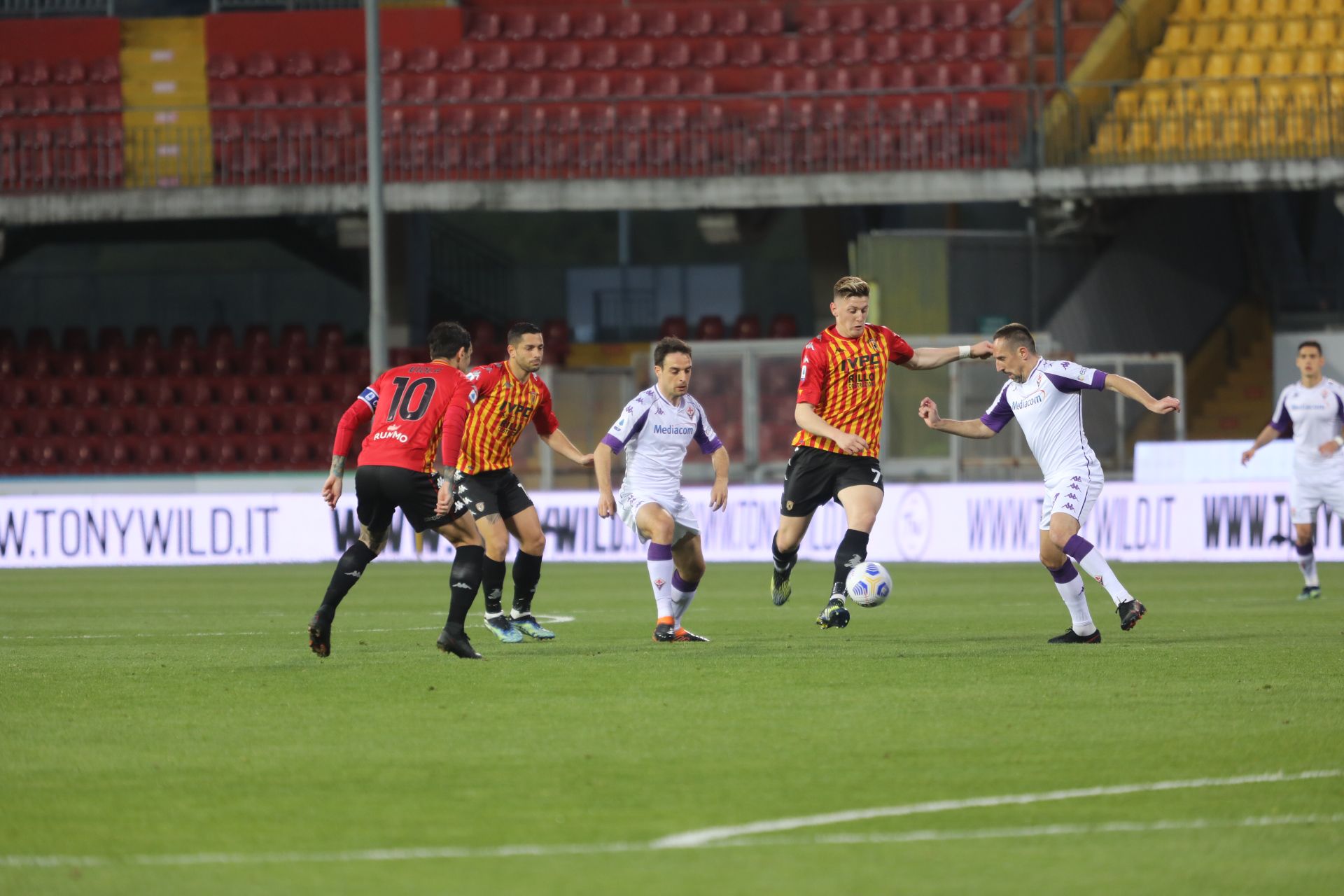 Benevento, tutti in discussione: squadra in ritiro