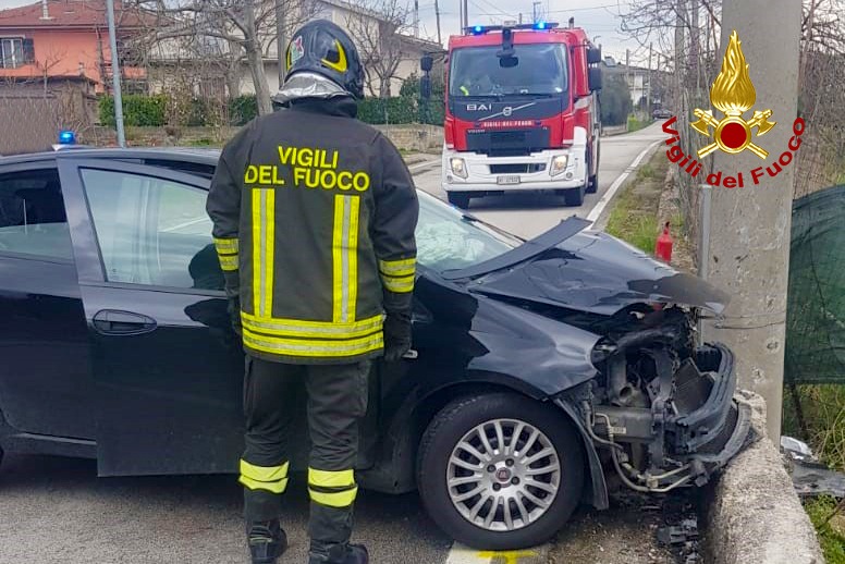 S.Martino V.C.| Auto sbanda e si schianta contro un muro, 2 feriti in ospedale