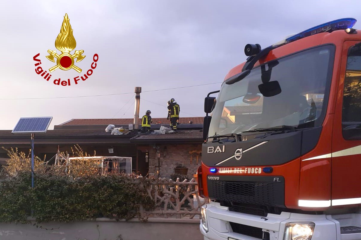 Atripalda| Canna fumaria in fiamme, prende fuoco tetto di villetta