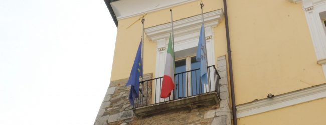 Benevento| Giornata nazionale in memoria delle vittime del Covid-19, bandiere a mezz’asta alla Provincia