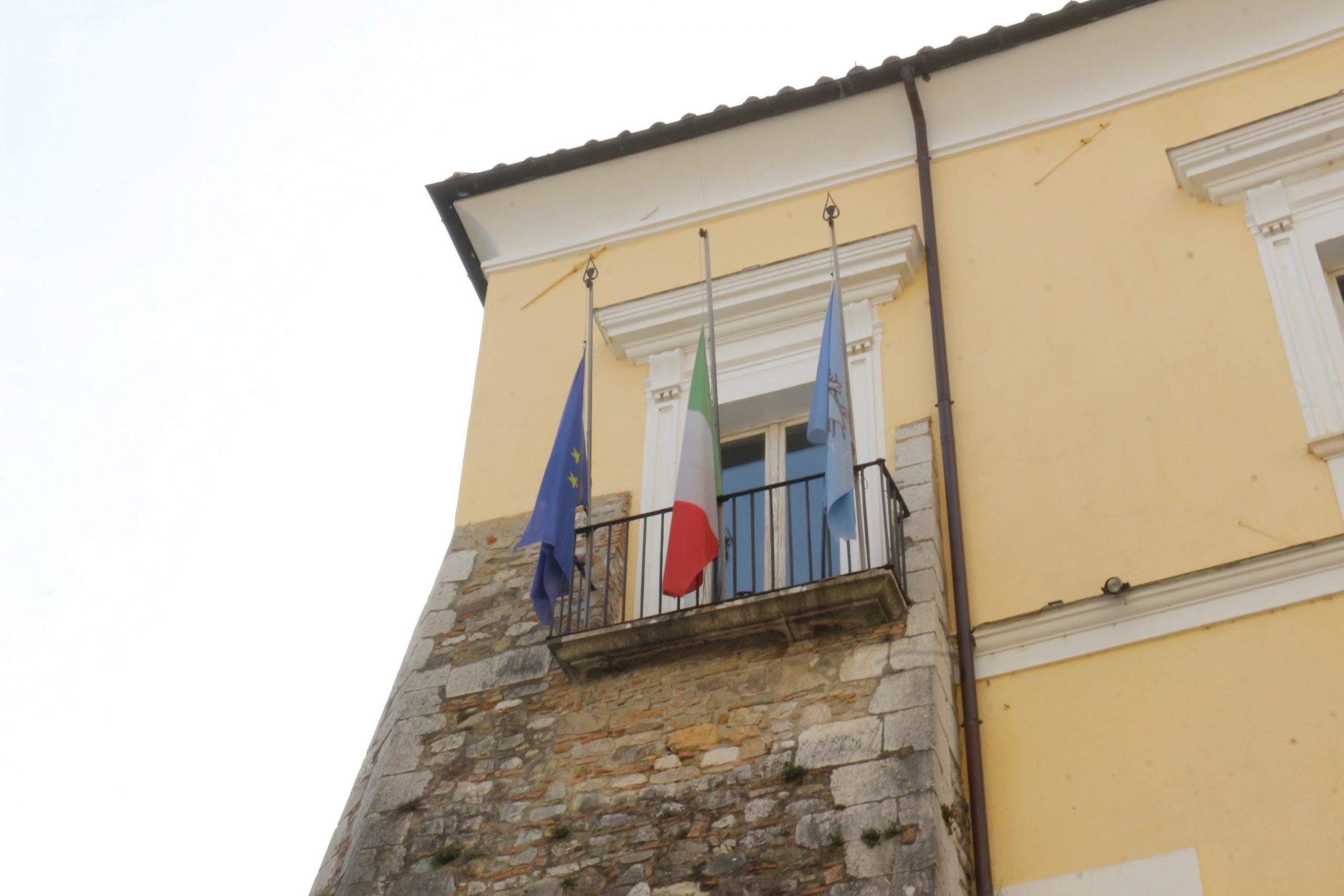 Benevento| Giornata nazionale in memoria delle vittime del Covid-19, bandiere a mezz’asta alla Provincia