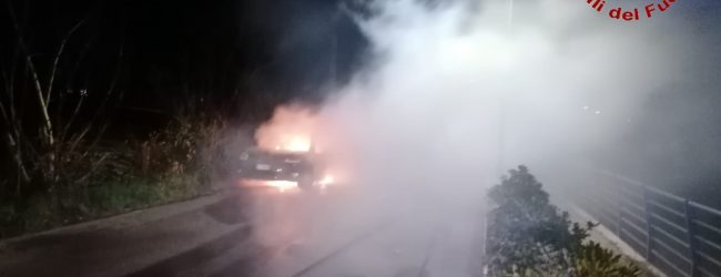Avella| Abitazione e tre auto in fiamme, paura ad Avella: due donne salve per miracolo