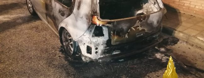 Avella| Auto in fiamme vicino al campo sportivo, l’incendio è di natura dolosa