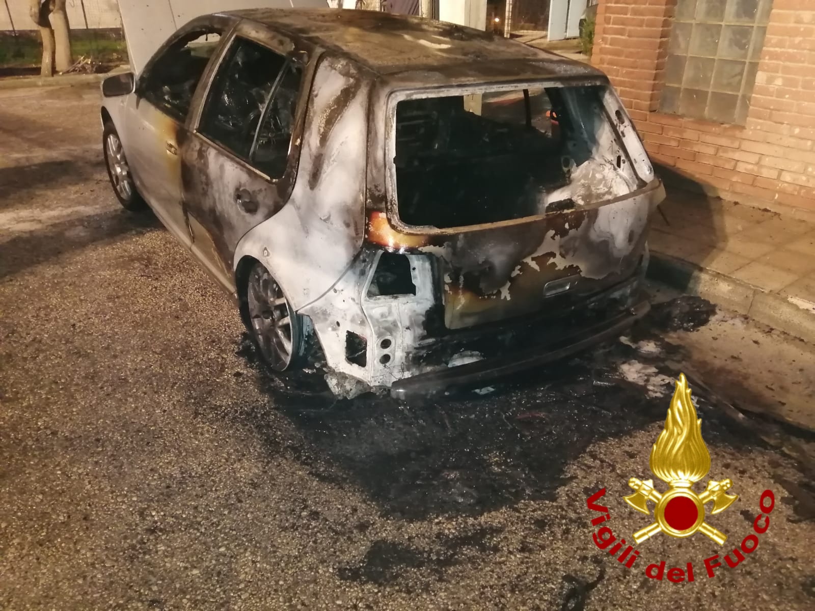 Avella| Auto in fiamme vicino al campo sportivo, l’incendio è di natura dolosa