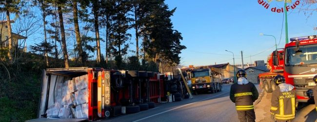 Ariano Irpino| Autoarticolato si ribalta sulla statale 90, ferito il conducente