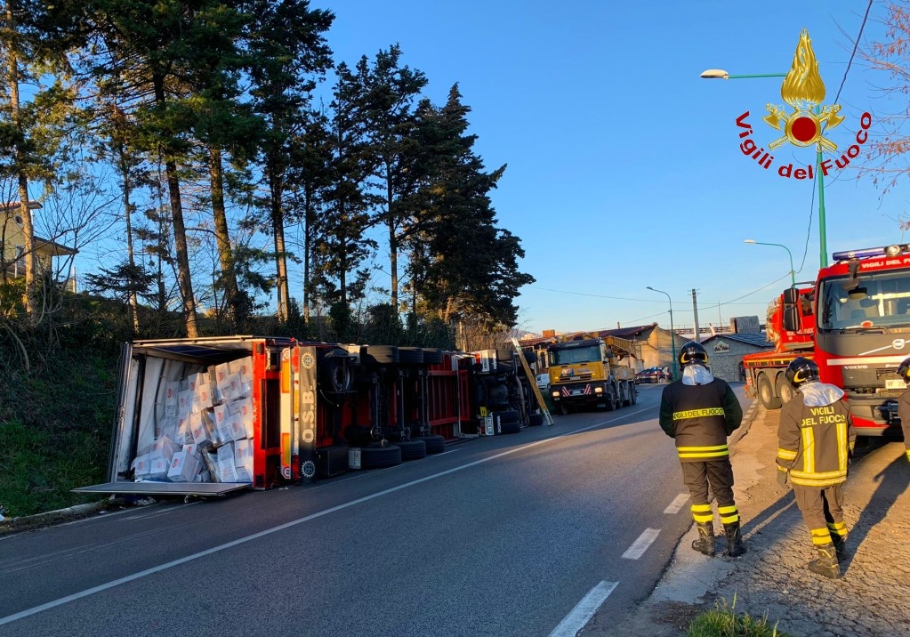 Ariano Irpino| Autoarticolato si ribalta sulla statale 90, ferito il conducente