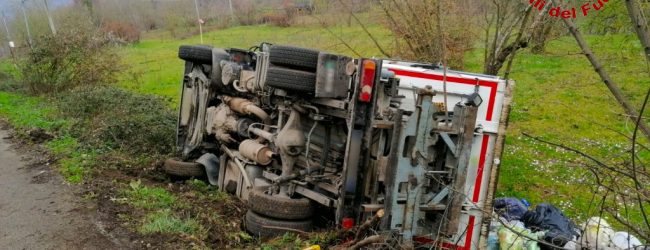 Grottolella| Si ribalta camion dei rifiuti, l’autogru dei vigili del fuoco rimette il mezzo su strada