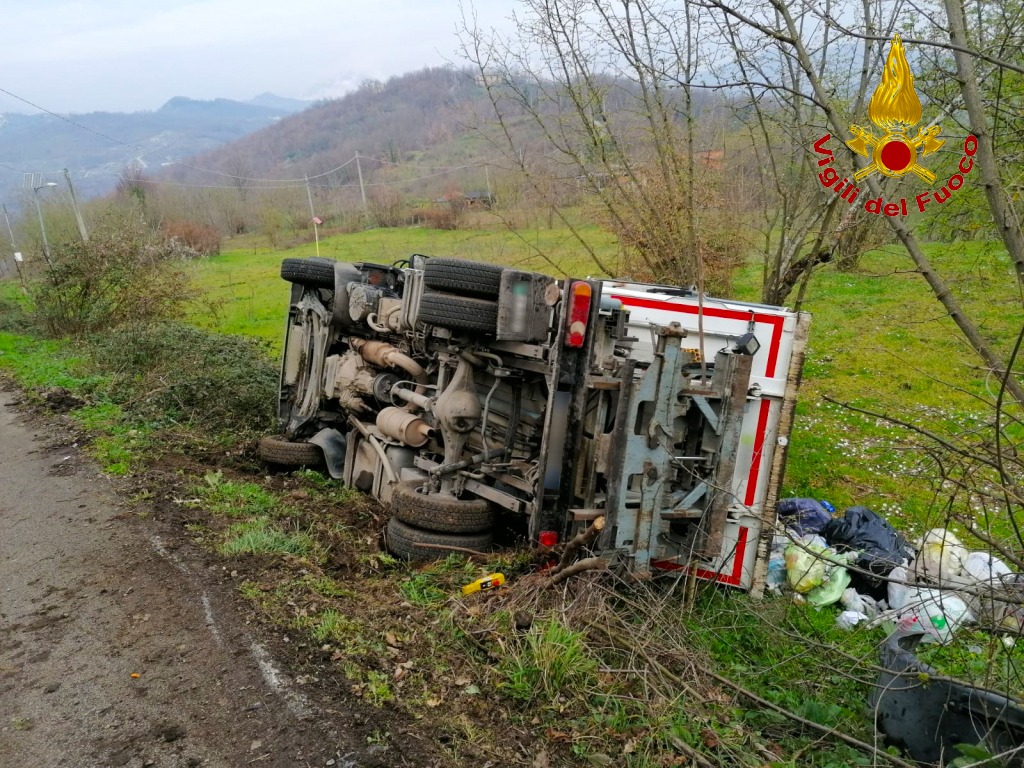 Grottolella| Si ribalta camion dei rifiuti, l’autogru dei vigili del fuoco rimette il mezzo su strada