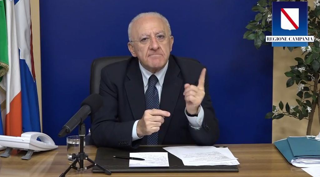 De Luca: pronti a vaccinare 16enni per riaprire scuole
