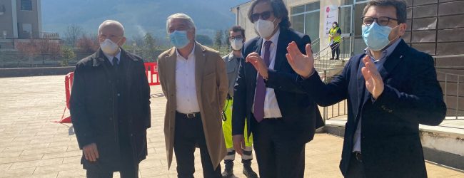 Visita a sorpresa di De Luca nel centro vaccinale di Mugnano. Alaia: segnale di attenzione
