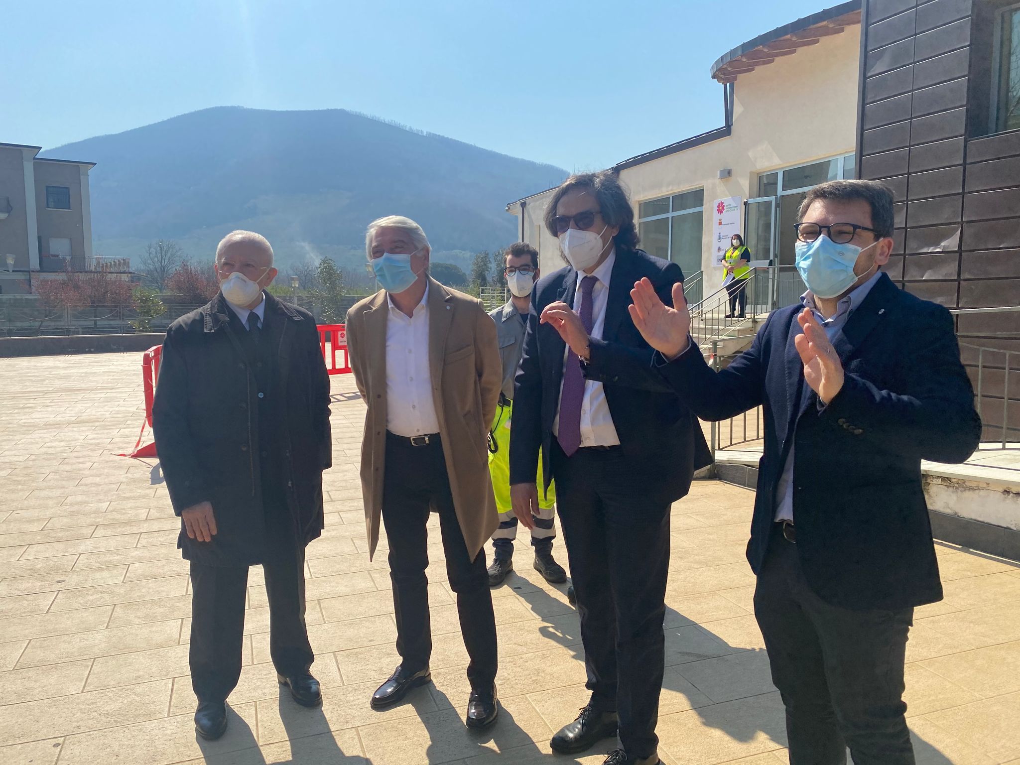 Visita a sorpresa di De Luca nel centro vaccinale di Mugnano. Alaia: segnale di attenzione