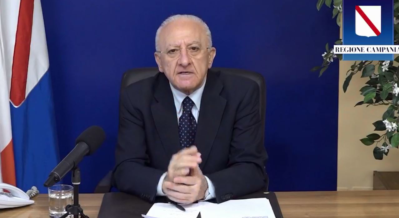 Vaccini, De Luca: “Con questi ritmi 3 anni per immunità gregge”