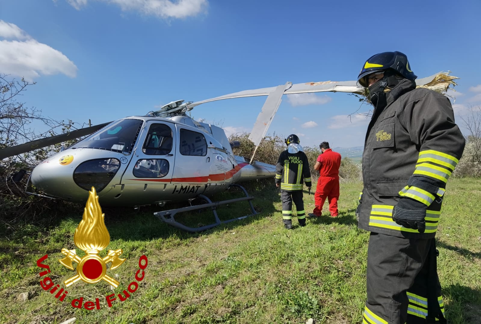 Bisaccia| Elicottero aggancia un cavo e precipita al suolo, trasportato in ospedale il pilota ferito