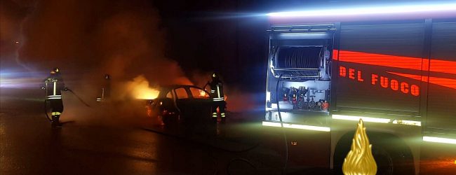 Atripalda| Auto in fiamme in via Salita Palazzo, intervengono i vigili del fuoco