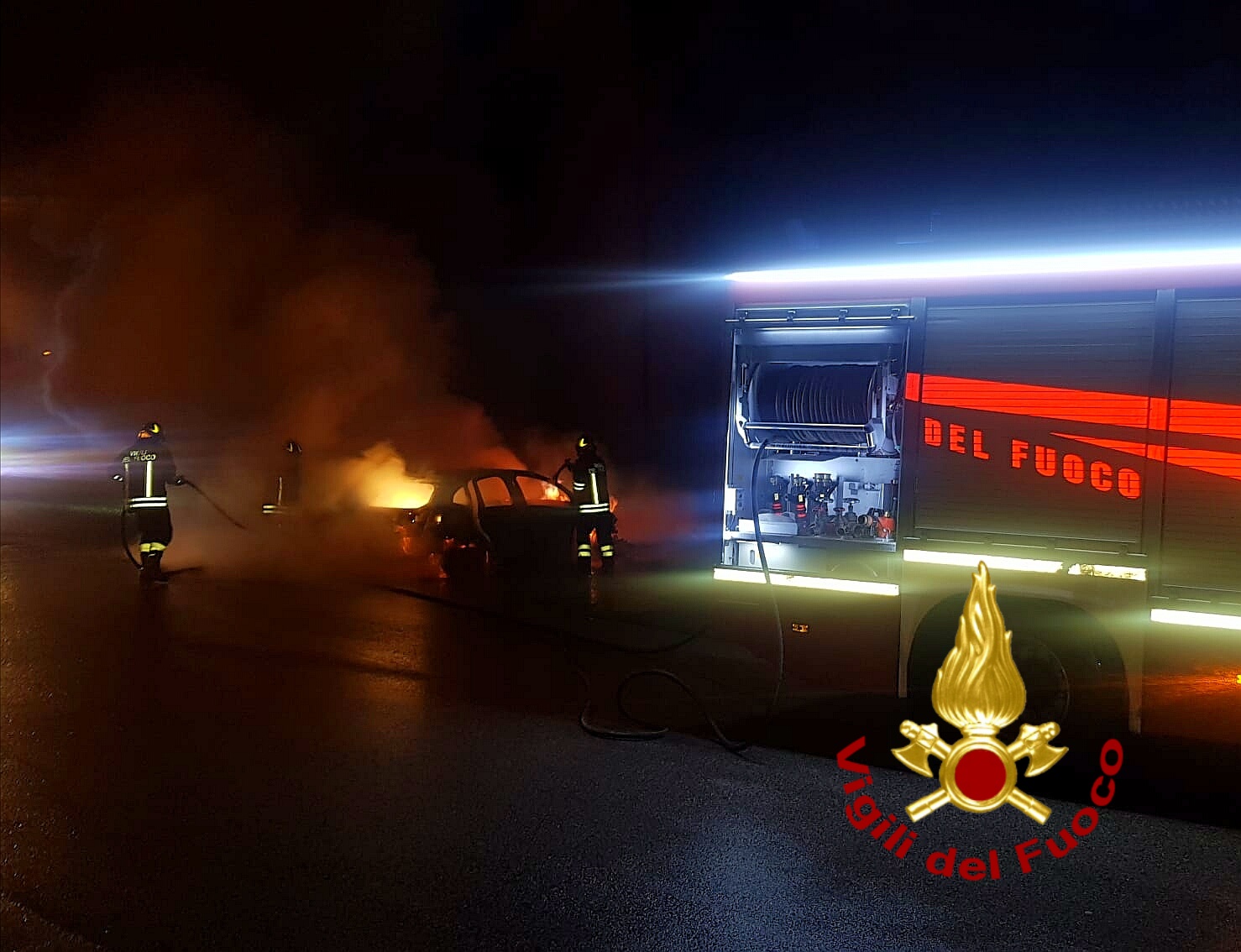 Atripalda| Auto in fiamme in via Salita Palazzo, intervengono i vigili del fuoco