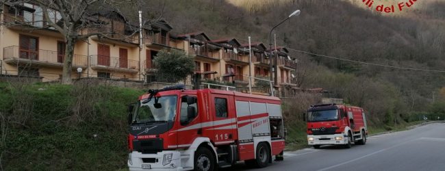 Incendio in una villetta su via Nazionale, intervento dei vigili del fuoco
