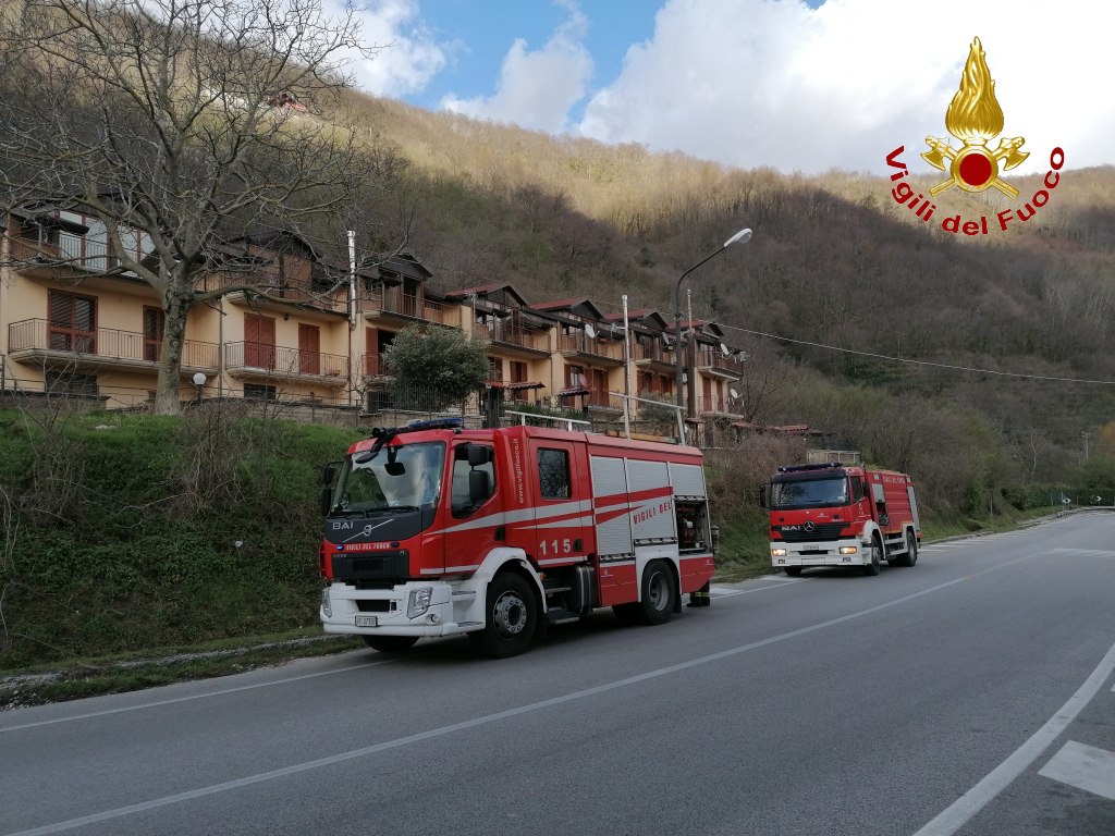 Incendio in una villetta su via Nazionale, intervento dei vigili del fuoco