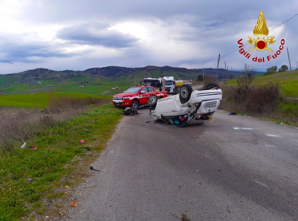 Scontro tra 2 camion e auto ribaltata, incidenti sull’A16 e a Montecalvo: feriti trasportati in ospedale
