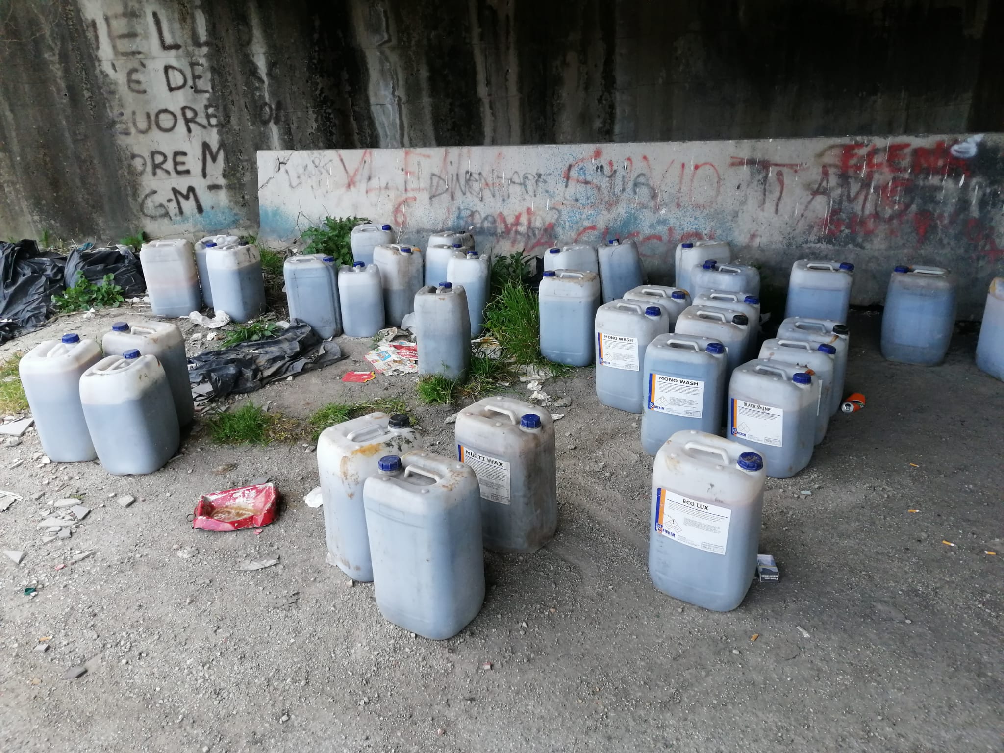 Benevento|’Viadotto delle Streghe’, Municipale ritrova fusti di plastica con liquidi per lavaggi di auto