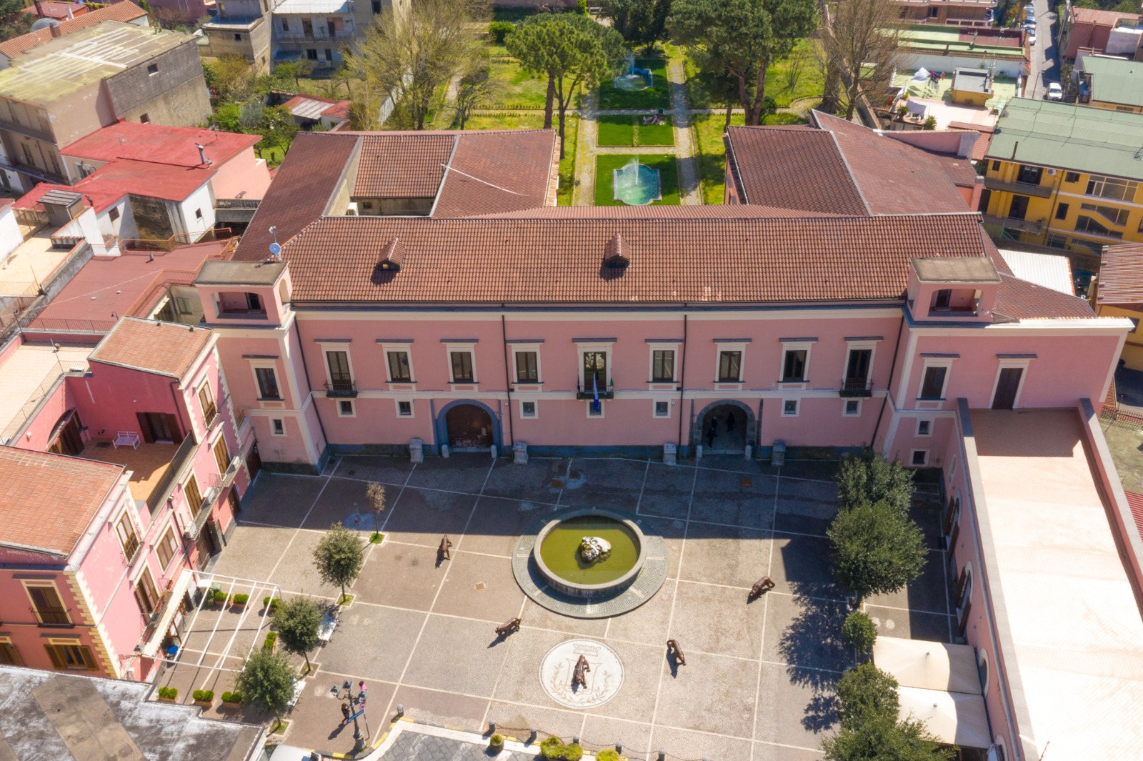 I lupi di Liu Ruowang arrivano davanti al Municipio di Avella