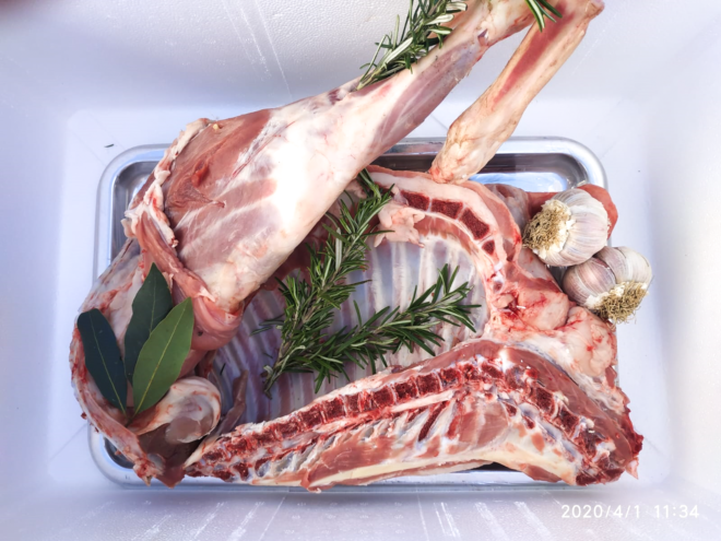 Crollano le vendite degli agnelli destinati a finire nel piatto e non solo per il lockdown