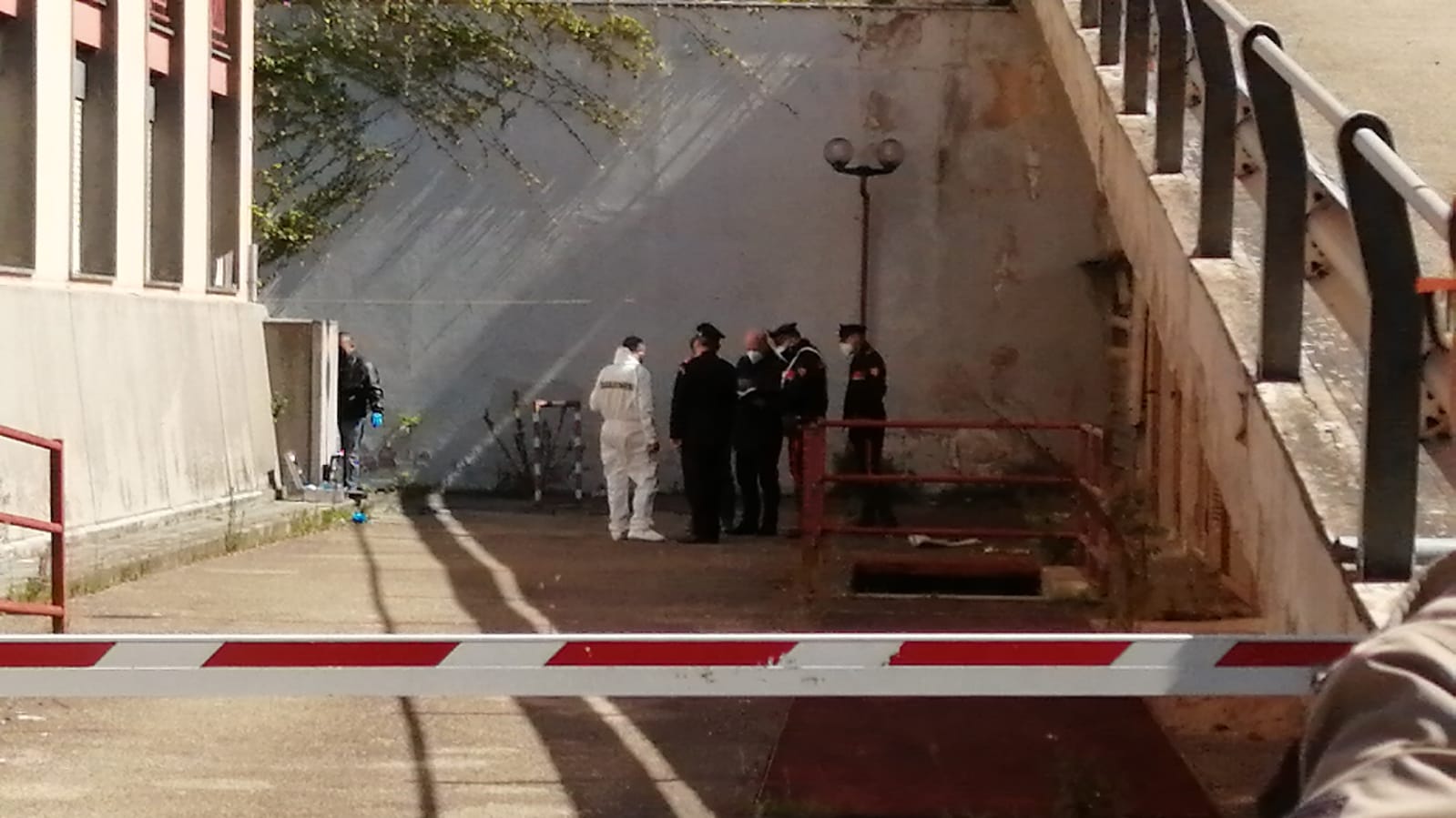 Cade da scale antincendio, morto 24enne beneventano