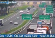 Autostrada bloccata dai mercatali con furgoni, code sulla A1