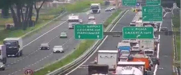 Autostrada bloccata dai mercatali con furgoni, code sulla A1