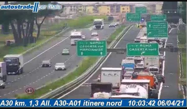 Autostrada bloccata dai mercatali con furgoni, code sulla A1