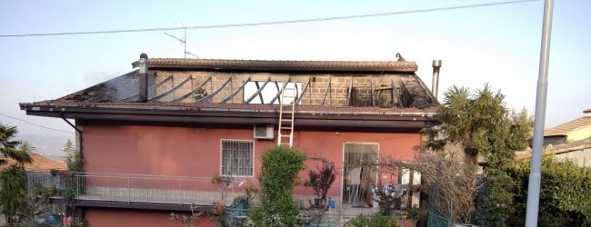 Campoli del Monte Taburno, a fuoco il tetto di una casa. Nessun ferito