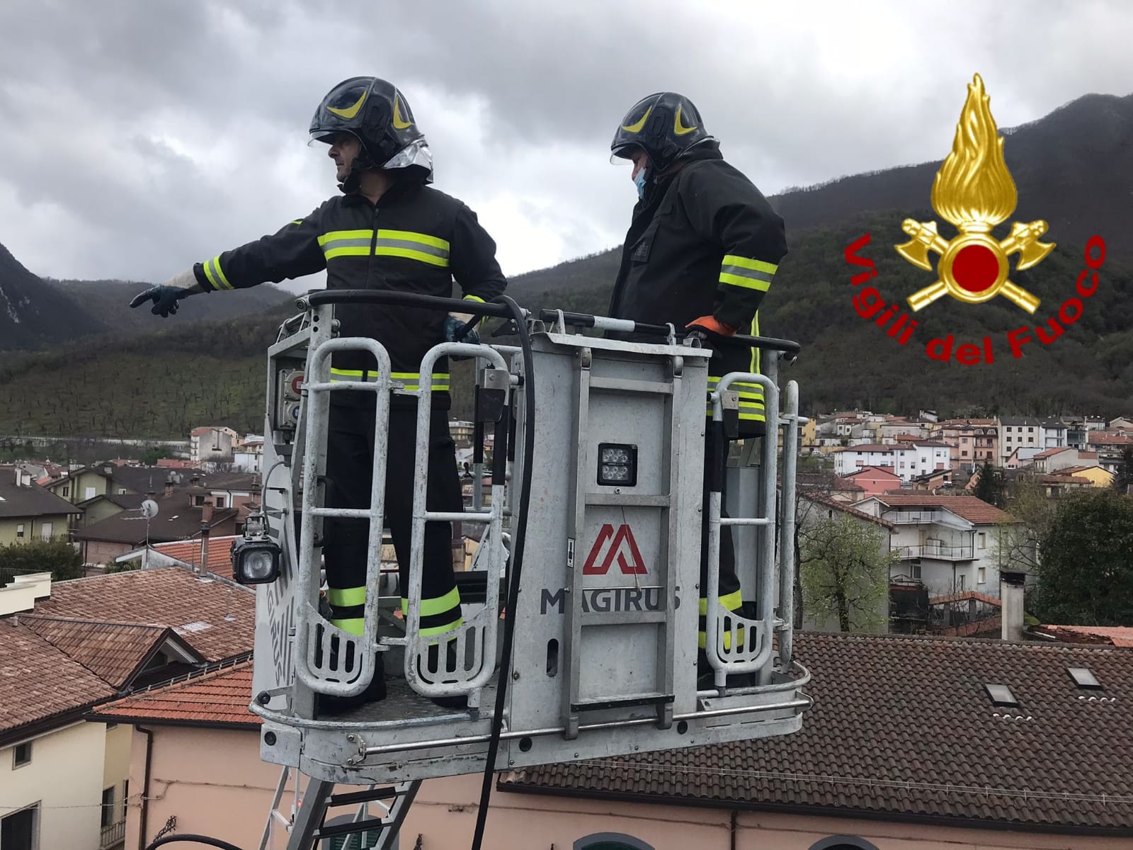 Montella| Sottotetto in fiamme, evacuato palazzo. I caschi rossi mettono disabile al sicuro
