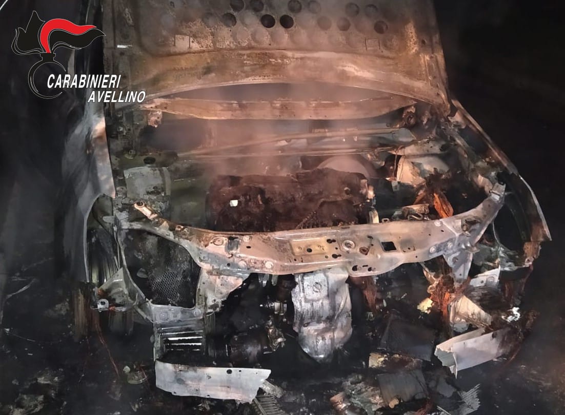 Autovetture in fiamme nella notte, paura ad Avellino e Aiello
