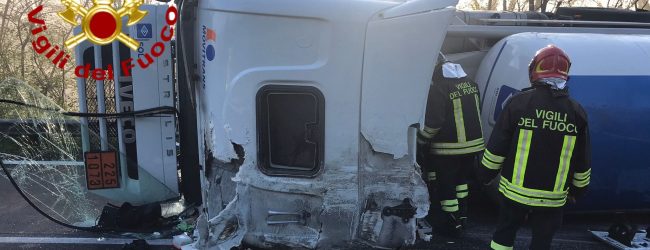 Autocisterna si ribalta, 2 feriti: bloccato il raccordo Av-Sa