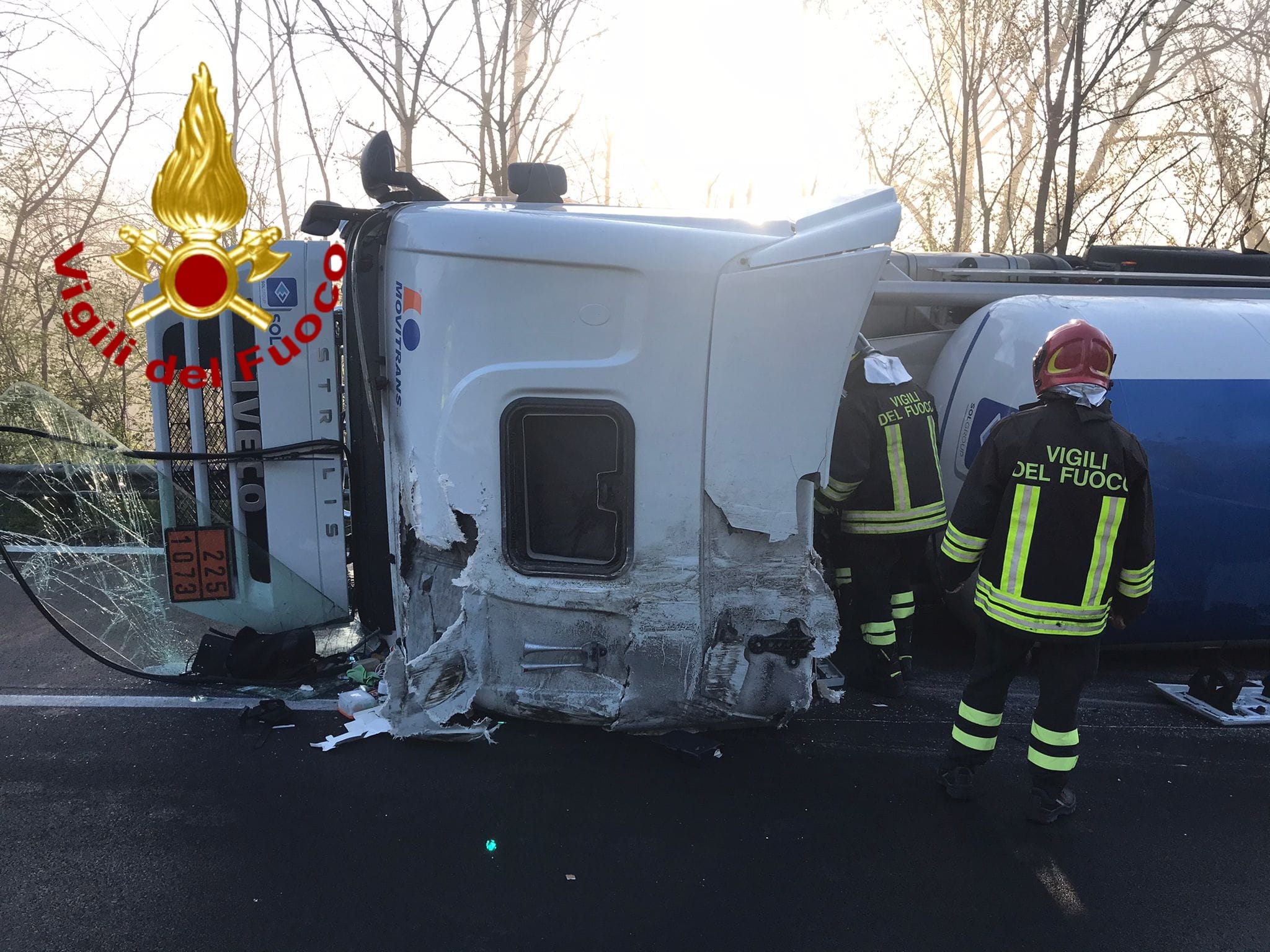 Autocisterna si ribalta, 2 feriti: bloccato il raccordo Av-Sa