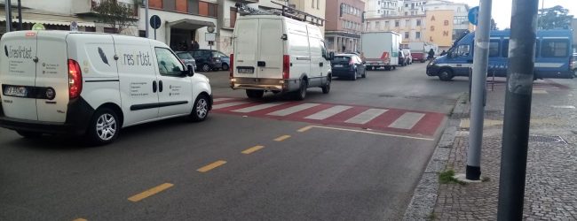 Ambulanti in strada, sfilate per la citta’: siamo sfiniti, vogliamo lavorare
