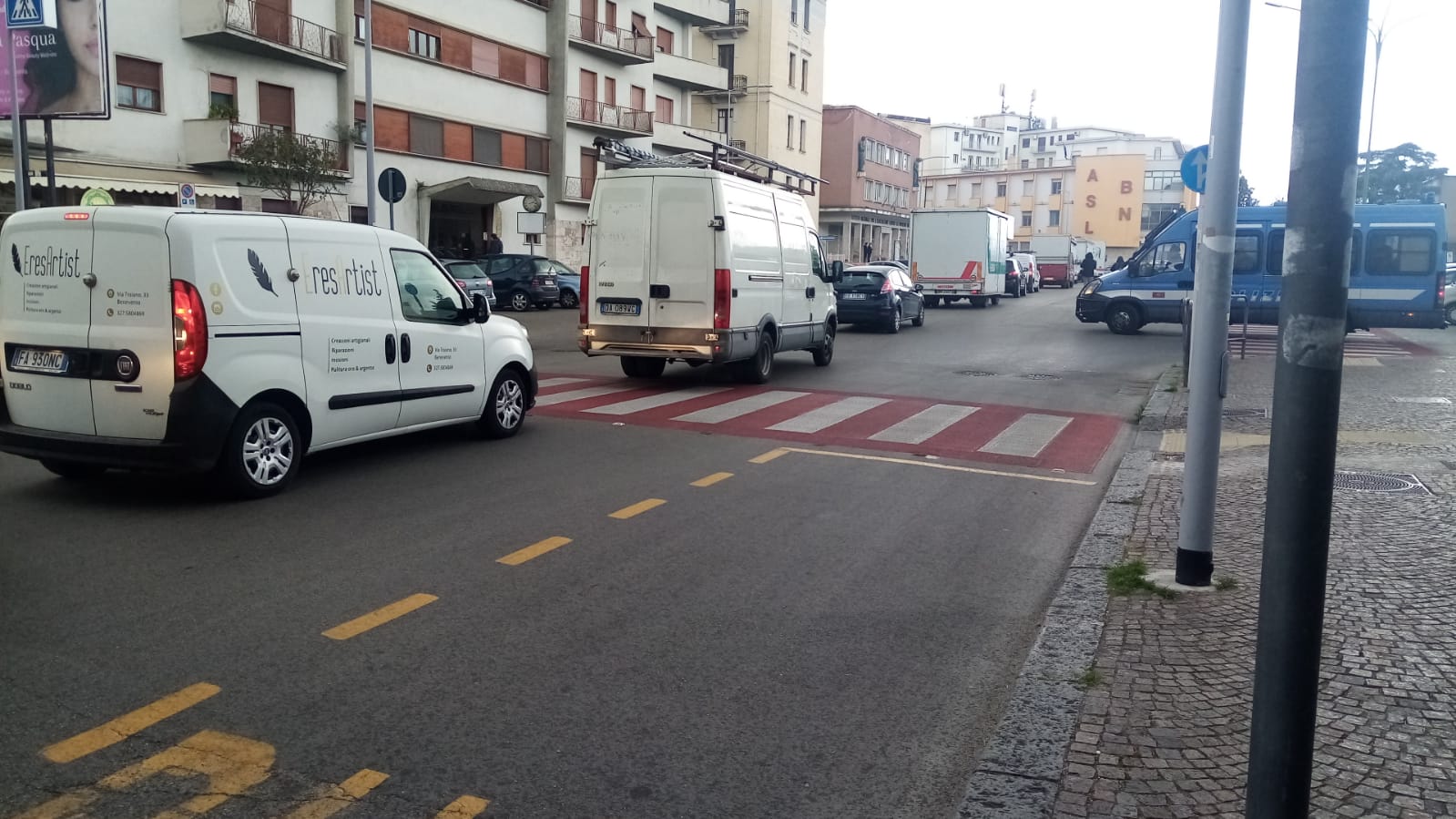 Ambulanti in strada, sfilate per la citta’: siamo sfiniti, vogliamo lavorare