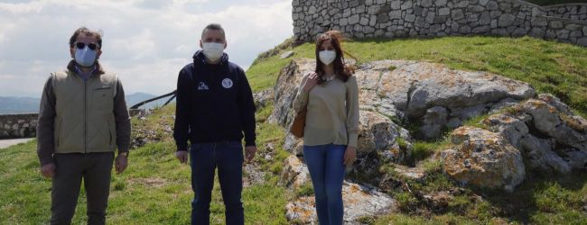 Montesarchio|Avviati i lavori di ripristino della staccionata dei sentieri nell’area della Torre e del Castello.