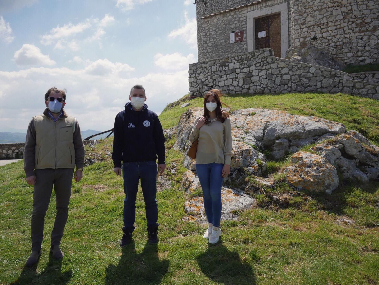 Montesarchio|Avviati i lavori di ripristino della staccionata dei sentieri nell’area della Torre e del Castello.