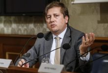 Vaccini, Sileri: “Ema potrebbe limitare Astrazeneca per qualche categoria”