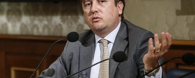 Vaccini, Sileri: “Ema potrebbe limitare Astrazeneca per qualche categoria”