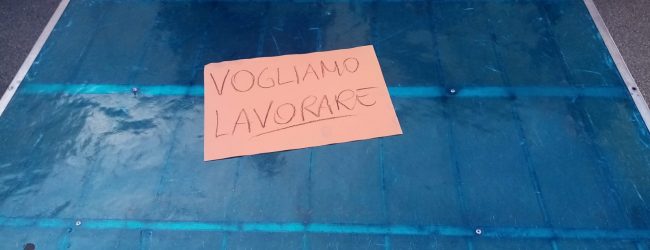 ‘Vogliamo Lavorare’, in via Bonazzi banchi vuoti: la protesta degli ambulanti