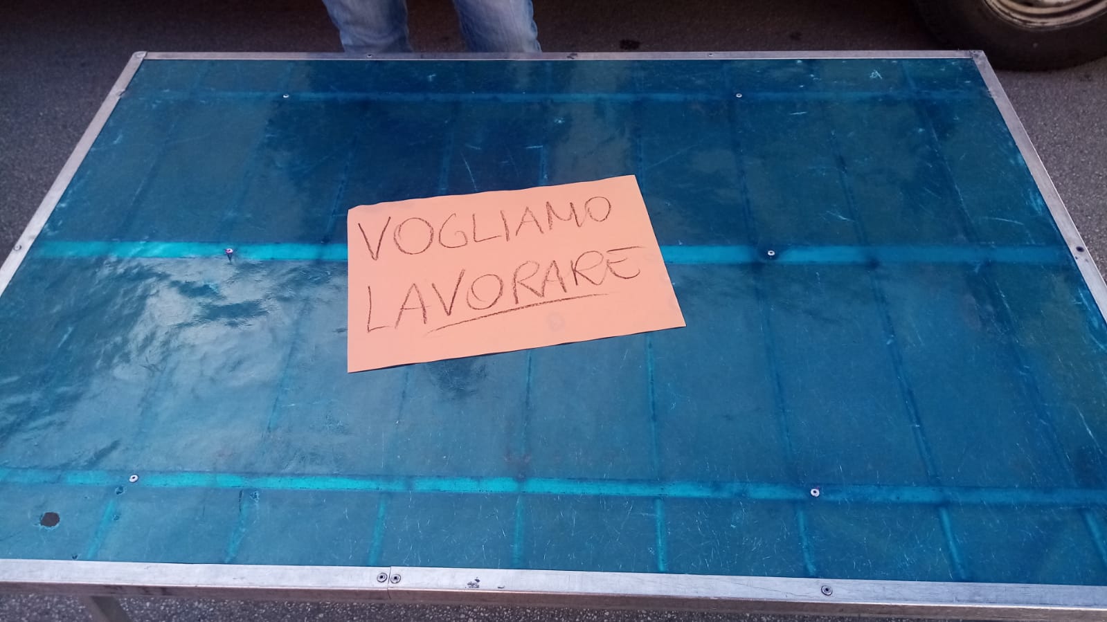 ‘Vogliamo Lavorare’, in via Bonazzi banchi vuoti: la protesta degli ambulanti