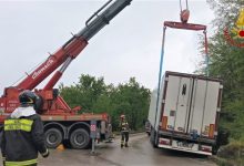 Atripalda| Autoarticolato finisce nella cunetta, a liberarlo la gru dei vigili del fuoco