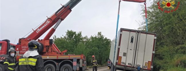 Atripalda| Autoarticolato finisce nella cunetta, a liberarlo la gru dei vigili del fuoco
