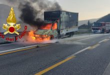 Monteforte Irpino| In fiamme autocarro in transito sull’A16, intervengono i vigili del fuoco