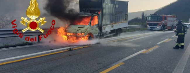 Monteforte Irpino| In fiamme autocarro in transito sull’A16, intervengono i vigili del fuoco