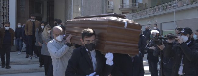 Avellino| In centinaia per l’ultimo saluto ad Aldo, commozione e lacrime nella chiesa di San Ciro